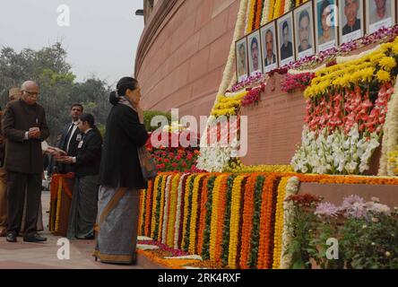 Bildnummer : 53663713 Datum : 13.12.2009 Copyright : imago/Xinhua Indian United progressive Alliance (UPA) Présidente Sonia Gandhi rend hommage aux martyrs de l'attaque du Parlement du 13 décembre 2001 à la Maison du Parlement à New Delhi, capitale de l'Inde, le 13 décembre 2009. Le Parlement indien a été attaqué par plusieurs terroristes le 13 décembre 2001, tuant plus de dix personnes. (Xinhua/Partha Sarkar) (lr) (2)INDIA-NEW DELHI-PARLIAMENT ATTACK-8E ANNIVERSAIRE PUBLICATIONxNOTxINxCHN People Politik kbdig xub 2009 quer o0 Gedenken Bildnummer 53663713 Date 13 12 2009 Copyright Imago XINHUA Indian U Banque D'Images