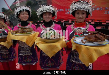 Bildnummer : 53664110 Datum : 12.12.2009 Copyright : imago/Xinhua (091214) -- SANSUI, 14 décembre 2009 (Xinhua) -- les filles de l'ethnie Miao exposent des plats de canard rôti aromatisés locaux lors du 2e Festival Sansui Duck Gourmand & cuisine dans le comté de Sansui, dans la province du Guizhou du sud-ouest de la Chine, le 12 décembre 2009. Plusieurs dizaines de chefs professionnels et amateurs ont participé au concours à Sansui, un comté célèbre pour la production de plus de 5 millions de canards de race fine chaque année. (Xinhua/Wu Ruxiong) (px) (2)CHINA-GUIZHOU-DUCK CUISINE-CONTEST(CN) PUBLICATIONxNOTxINxCHN Food Kochwettbewerb Ente kbdig xcb 2009 quer Bi Banque D'Images