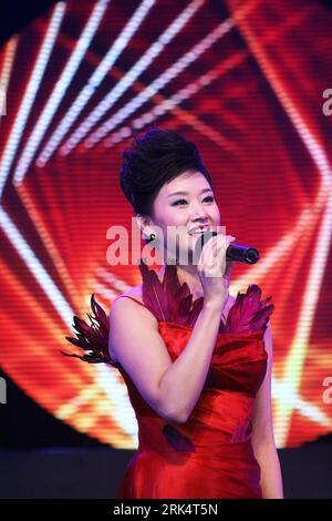 Bildnummer : 53664959 Datum : 12.12.2009 Copyright : imago/Xinhua (091214) -- FUZHOU, 14 décembre 2009 (Xinhua) -- Song Zuying, une chanteuse soprano chinoise bien connue, chante lors d'un gala marquant le 50e anniversaire de la fondation de l'Association provinciale du Fujian des Chinois d'outre-mer retournés au gymnase provincial du Fujian à Fuzhou, capitale de la province du Fujian du sud-est de la Chine, le 12 décembre 2009. (Xinhua/Zheng Shuai) (px) (1)CHINA-FUZHOU-ART PERFORMANCE-RETURNED OVERSEAS CHINESE UNION-GALA(CN) PUBLICATIONxNOTxINxCHN People Musik Aktion vdig xdp 2009 hoch o00 Porträt Bildnummer 53 Banque D'Images