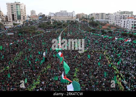 Bildnummer : 53665897 Datum : 14.12.2009 Copyright : imago/Xinhua des dizaines de milliers de partisans du Hamas se rassemblent pour marquer le 22e anniversaire du mouvement islamique dans la ville de Gaza, le 14 décembre 2009. Le Premier ministre déchu du Hamas Ismail Haneya a appelé lors du rassemblement à ce que toutes les factions forment un grand gouvernement national de conformité pour mettre fin au statut de division entre les Palestiniens. (Xinhua/Wissam Nassar) (gj) (2)PALESTINE-GAZA-HAMAS-RALLY-ANNIVERSARY PUBLICATIONxNOTxINxCHN Demo Politik kbdig xub 2009 quer premiumd o0 totale o00 Perspektive Vogelperspektive Bildnummer 53665897 Date 14 12 2009 Copyright I Banque D'Images