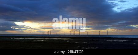 Image panoramique d'un parc éolien offshore au large de la côte du North Yorkshire, Redcar, Angleterre, Royaume-Uni. Banque D'Images