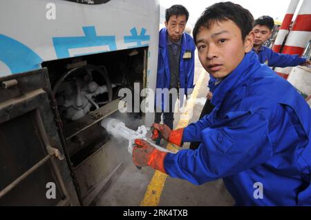 Bildnummer : 53667533 Datum : 15.12.2009 Copyright : imago/Xinhua (091215) -- GUIYANG, 15 décembre 2009 () -- Un membre du personnel d'une station-service fait le plein de gaz naturel liquéfié (GNL) à un autobus à Guiyang, capitale du sud-ouest de la Chine, province du Guizhou, 15 décembre 2009. Quelque 10 000 000 fioul ont été économisés chaque année depuis le début du projet GNL dans la ville. (/OuxDongqu) (zcq) (1)CHINA-GUIYANG-LNG (CN) PUBLICATIONxNOTxINxCHN kbdig xsk 2009 quer o0 Personen Gesellschaft Arbeitswelten Bildnummer 53667533 Date 15 12 2009 Copyright Imago XINHUA 091215 Guiyang DEC 15 2009 membre du personnel d'une station-service faire le plein Banque D'Images