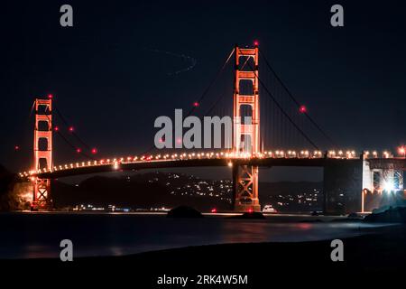 L'emblématique Golden Gate Bridge est illuminé par des lumières vives, créant un paysage nocturne époustouflant Banque D'Images