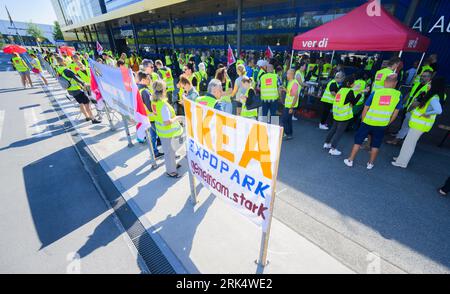 Hanovre, Allemagne. 24 août 2023. Les employés du secteur du commerce de détail en Basse-Saxe se tiennent devant le magasin Ikea Expo-Park lors d'une grève d'avertissement. Le syndicat Verdi a de nouveau appelé les employés du secteur de la distribution à participer à une grève d’avertissement. Les magasins Ikea Expo-Park et Großburgwedel près de Hanovre, Ikea Braunschweig, le magasin de mode Primark Hanover, deux magasins H&M à Hanovre et l'épicerie Kaufland Laatzen sont touchés. Crédit : Julian Stratenschulte/dpa/Alamy Live News Banque D'Images