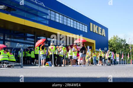 Hanovre, Allemagne. 24 août 2023. Les employés du secteur du commerce de détail en Basse-Saxe se tiennent devant le magasin Ikea Expo-Park lors d'une grève d'avertissement. Le syndicat Verdi a de nouveau appelé les employés du secteur de la distribution à participer à une grève d’avertissement. Les magasins Ikea Expo-Park et Großburgwedel près de Hanovre, Ikea Braunschweig, le magasin de mode Primark Hanover, deux magasins H&M à Hanovre et l'épicerie Kaufland Laatzen sont touchés. Crédit : Julian Stratenschulte/dpa/Alamy Live News Banque D'Images