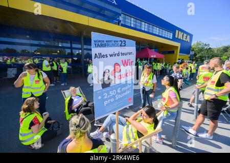 Hanovre, Allemagne. 24 août 2023. Les employés du secteur du commerce de détail en Basse-Saxe se tiennent devant le magasin Ikea Expo-Park lors d'une grève d'avertissement. Le syndicat Verdi a de nouveau appelé les employés du secteur de la distribution à participer à une grève d’avertissement. Les magasins Ikea Expo-Park et Großburgwedel près de Hanovre, Ikea Braunschweig, le magasin de mode Primark Hanover, deux magasins H&M à Hanovre et l'épicerie Kaufland Laatzen sont touchés. Crédit : Julian Stratenschulte/dpa/Alamy Live News Banque D'Images