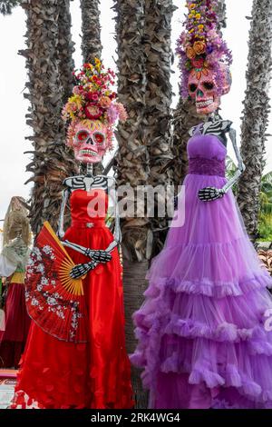 Dia de los Muertos (jour des morts) squelettes et crânes de sucre, catrinas drôles avec des robes, décor d'Halloween dans la vieille ville de San Diego, Californie Banque D'Images
