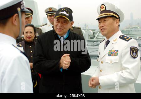 Bildnummer : 53675388 Datum : 17.12.2009 Copyright : imago/Xinhua (091217) -- HONG KONG, 17 décembre 2009 (Xinhua) -- Tung Chee-hwa (2e R), vice-président du Comité national de la Conférence consultative politique du peuple chinois, qui a été le premier chef de la direction de la région administrative spéciale de Hong Kong (SAR), rend visite à des soldats de la marine chinoise accompagnés de Wang Zhiguo, commandant de la 3e flotte d'escorte navale chinoise, lors d'une cérémonie de départ à Hong Kong, dans le sud de la Chine, le 17 décembre 2009. Les frégates de missiles Zhoushan et Xuzhou, s'arrêtant à Hong Kong pendant 4 jours car ils ont fi Banque D'Images