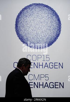 Bildnummer: 53675358  Datum: 17.12.2009  Copyright: imago/Xinhua (091217) -- COPENHAGEN, Dec. 17, 2009 (Xinhua) -- British Prime Minister Gordon Brown leaves after presenting the Globe International Award to Mexican President Felipe Calderon for his leadership on environment protection during the United Nations Framework Climate Change Conference in Copenhagen, Denmark, Dec. 17, 2009.(Xinhua/Zeng Yi) DENMARK-COPENHAGEN-UNFCCC-CALDERON-BROWN-GLOBE INTERNATIONAL AWARDING PUBLICATIONxNOTxINxCHN Kopenhagen Politik Klimagipfel Weltklimagipfel People PK Pressetermin kbdig xub 2009 hoch premiumd    B Stock Photo