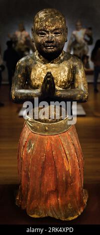 Shotoku Taishi, anonyme, 1200 - 1350 Bois japonais, traces de polychromie, 74.5cm × 32cm × 40cm , le bouddhisme s'installe au Japon au milieu du 6e siècle. Vers 600, l'homme d'État Shotoku Taishi était un des principaux défenseurs de la nouvelle religion. Il sera plus tard vénéré comme une divinité lui-même. Ici Shotoku Taishi est représenté comme un enfant de deux enfants, âge auquel on croit traditionnellement qu'il a adoré Bouddha pour la première fois. Le sculpteur a réussi à rendre un visage enfantin, mais qui transmet néanmoins une grande sagesse. Rijksmuseum Amsterdam Banque D'Images