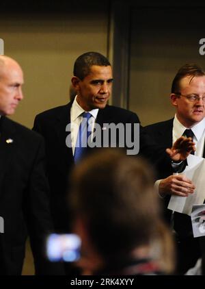 Bildnummer : 53678159 Datum : 18.12.2009 Copyright : imago/Xinhua (091219) -- COPENHAGUE, 19 décembre 2009 (Xinhua) -- le président américain Barack Obama traverse la salle de presse du Bella Center lors de la Conférence des Nations Unies sur les changements climatiques à Copenhague, capitale du Danemark, le 18 décembre 2009. (Xinhua/Zeng Yi) (gj) (CORRECTION)(11)CONFÉRENCE DANEMARK-COPENHAGUE-ONU-CHANGEMENT CLIMATIQUE PUBLICATIONxNOTxINxCHN People Politik Klimakonferenz Weltklimakonferenz kbdig xmk 2009 hoch Bildnummer 53678159 Date 18 12 2009 Copyright Imago XINHUA Copenhague DEC 19 2009 XINHUA U S Président Barack Obama Walks T Banque D'Images
