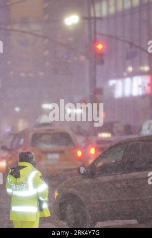 Bildnummer : 53679488 Datum : 19.12.2009 Copyright : imago/Xinhua (091220) -- NEW YORK, 20 décembre 2009 (Xinhua) -- Un policier dirige la circulation dans la neige près de Times Square à New York, États-Unis, 19 décembre 2009. (Xinhua/Zhu Wei) (yy) (1)U.S.-NEW YORK-SNOW PUBLICATIONxNOTxINxCHN Winter Wintereinbruch New York Schnee kbdig xcb 2009 hoch o0 Jahreszeit, Verkehr, Straße Bildnummer 53679488 Date 19 12 2009 Copyright Imago XINHUA New York DEC 20 2009 XINHUA un policier trafic direct dans la neige près de Times Square à New York les États-Unis DEC 19 2009 XINHUA Zhu Wei yy 1 U S New York Sn Banque D'Images