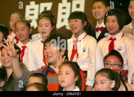 Bildnummer : 53679474 Datum : 19.12.2009 Copyright : imago/Xinhua (091220) -- WENZHOU, 20 décembre 2009 (Xinhua) -- le pianiste chinois Lang Lang pose avec de jeunes pianistes pour une photo alors qu'il visite Wenzhou, dans la province du Zhejiang, dans l'est de la Chine, le 19 décembre 2009. Lang Lang a joué à l'unisson avec 100 enfants dans la ville. (Xinhua/Zheng Peng) (px) (4)CHINA-WENZHOU-LANG LANG-PIANO UNISON(CN) PUBLICATIONxNOTxINxCHN People Musik kbdig xcb 2009 quer o0 Kind Bildnummer 53679474 Date 19 12 2009 Copyright Imago XINHUA Wenzhou DEC 20 2009 XINHUA pianiste chinois pose longue avec de jeunes pianistes pour un Pho Banque D'Images