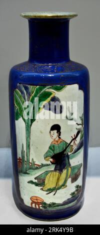 Vase cylindrique avec poudre bleue et une femme sur une terrasse, anonyme, 1700 - 1724 28cm × 7,5cm porcelaine glaçure cobalt (minéral) or (métal) dynastie Qing (1644-1912) / période Kangxi (1662-1722) / période Yongzheng (1723-1735) Chine Banque D'Images