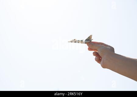 Avion d'un dollar dans la main d'une fille dans le ciel au-dessus de l'Ukraine, la liberté et la vie Banque D'Images