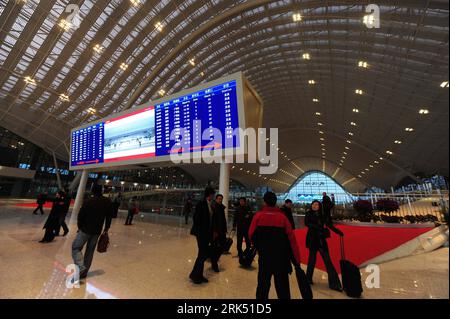 Bildnummer: 53686859  Datum: 26.12.2009  Copyright: imago/Xinhua (091226) -- WUHAN, Dec. 26, 2009 (Xinhua) -- Passengers wait for aboarding at Wuhan Railway Station in Wuhan, capital of central China s Hubei Province, Dec. 26, 2009. The Wuhan-Guangzhou high-speed railway, which boasts of the world s fastest train journey with a 350-km-per-hour average speed, is debuted on Saturday. (Xinhua/Cheng Min) (cy) (14)CHINA-WUHAN-HIGH-SPEED RAILWAY-DEBUT (CN) PUBLICATIONxNOTxINxCHN Verkehr Bahn Hochgeschwindigkeitszug kbdig xsk 2009 quer o0 China Railway High-speed CRH    Bildnummer 53686859 Date 26 12 Stock Photo