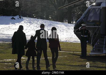 Bildnummer : 53687027 Datum : 24.12.2009 Copyright : imago/Xinhua (091224) -- WASHINGTON, 24 décembre 2009 (Xinhua) -- le président américain Barack Obama, accompagné de la première dame Michelle Obama et de ses premières filles Malia et Sasha, marche vers Marine One sur la pelouse sud de la Maison Blanche à Washington D.C. le 24 décembre 2009. La première famille se rend à Hawaï pour Noël. (Xinhua/Zhang Yan) (zl) (1)U.S.-WASHINGTON-FIRST FAMILY-CHRISTMAS PUBLICATIONxNOTxINxCHN People Politik USA Abflug Urlaub Weihnachtsurlaub Weihnachten Familie kbdig xsk 2009 quer o0 Familie Frau Mann Kind Tochter Bildnum Banque D'Images