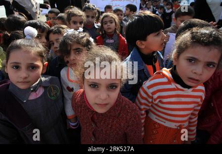 Bildnummer: 53688033  Datum: 27.12.2009  Copyright: imago/Xinhua (091227)-- GAZA, Dec. 27, 2009 (Xinhua) -- Palestinian students take part in a rally in protest against Israel s war on Gaza Strip on Dec. 27, 2008, the one-year anniversary of the start of Israel s war on Gaza Strip, in Gaza City on Dec. 27, 2009. The Hamas-run Gaza Strip on Sunday held a protest against the Israeli offensive on Gaza Strip which killed more than 1,400 Palestinians on Dec. 27, 2008. Dec. 27, 2009 is the first anniversary of the Israeli offensive on Gaza Strip. (Xinhua/Wissam Nassar) (zw) (2)MIDEAST-PALESTINE-ISRA Banque D'Images