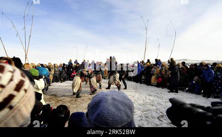 Bildnummer : 53688639 Datum : 28.12.2009 Copyright : imago/Xinhua (091228) -- XI UJIMQIN QI (MONGOLIE INTÉRIEURE), 28 décembre 2009 (Xinhua) -- les hommes du groupe ethnique mongol luttent à Xi Ujimqin Qi, région autonome de Mongolie intérieure du nord de la Chine, le 28 décembre 2009. Le carnaval de glace et de neige de la prairie d'Ujimqin est ouvert ici lundi, avec de nombreuses activités, y compris les courses de chevaux, le tir à l'arc, la cueillette de choses sur un cheval de course et les courses de chameaux, attirant les touristes ici pour goûter à la coutume unique du groupe ethnique mongol. (Xinhua/Ren Junchuan) (lr) (3)CHINE-MONGOLIE INTÉRIEURE-XI UJIMQIN QI-CARNAVAL DE GLACE ET DE NEIGE (CN) Banque D'Images