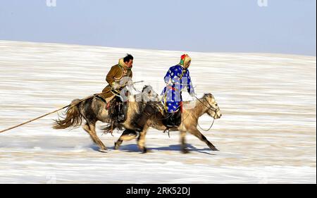 Bildnummer : 53688642 Datum : 28.12.2009 Copyright : imago/Xinhua (091228) -- XI UJIMQIN QI (MONGOLIE INTÉRIEURE), 28 décembre 2009 (Xinhua) -- les éleveurs du groupe ethnique mongol préforment les compétences équestres à Xi Ujimqin Qi, région autonome de Mongolie intérieure du nord de la Chine, le 28 décembre 2009. Le carnaval de glace et de neige de la prairie d'Ujimqin est ouvert ici lundi, avec de nombreuses activités, y compris les courses de chevaux, le tir à l'arc, la cueillette de choses sur un cheval de course et les courses de chameaux, attirant les touristes ici pour goûter à la coutume unique du groupe ethnique mongol. (Xinhua/Ren Junchuan) (lr) (6)CHINE-MONGOLIE INTÉRIEURE-XI UJIMQIN QI-ICE Banque D'Images