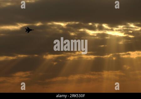 Bildnummer : 53691028 Datum : 29.12.2009 Copyright : imago/Xinhua (091229) -- BE er SHEVA, 29 décembre 2009 (Xinhua) -- un F15I de l'armée de l'air israélienne (IAF) se produit lors de la cérémonie de remise des diplômes de l'école de pilotage de l'IAF à la base aérienne de Hatzerim, près de Beer Sheva, dans le sud d'Israël, le 29 décembre 2009. (Xinhua/Yin Bogu) (gxr) (6)ISRAEL-AIR FORCE-PILOTES-GRADUATION-AIR SHOW PUBLICATIONxNOTxINxCHN Militär Israel Luftwaffe Air Show kbdig xcb 2009 quer o0 F 15I F15 I Kampfflugzeug Staat Flugschau Bildnummer 53691028 Date 29 12 2009 Copyright israélien o XINHUA Be Sheva IA 29 2009 Banque D'Images