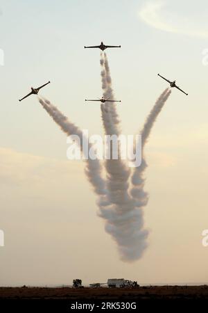 Bildnummer: 53691032  Datum: 29.12.2009  Copyright: imago/Xinhua (091229) -- BE ER SHEVA, Dec. 29, 2009 (Xinhua) -- Israeli Air Force (IAF) aircrafts perform during the IAF Pilot Training School Graduation Ceremony at Hatzerim Air Base, outside Beer Sheva, southern Israel, Dec. 29, 2009. (Xinhua/Yin Bogu) (zw) (10)ISRAEL-AIR FORCE-PILOTS-GRADUATION-AIR SHOW PUBLICATIONxNOTxINxCHN Militär Israel Luftwaffe Air Show kbdig xcb 2009 hoch o0 Kampfflugzeug Staat Flugschau o00 Objekte    Bildnummer 53691032 Date 29 12 2009 Copyright Imago XINHUA  Be he Sheva DEC 29 2009 XINHUA Israeli Air Force IAF ai Banque D'Images