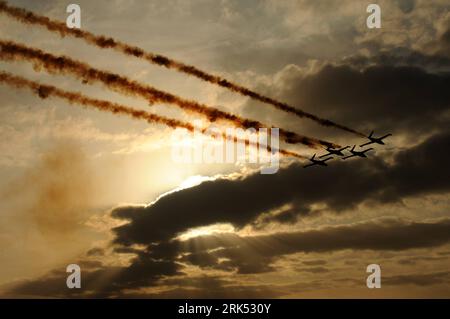 Bildnummer : 53691025 Datum : 29.12.2009 Copyright : imago/Xinhua (091229) -- BE er SHEVA, 29 décembre 2009 (Xinhua) -- des avions de l'armée de l'air israélienne (IAF) jouent lors de la cérémonie de remise des diplômes de l'école de pilotage de l'IAF à la base aérienne de Hatzerim, près de Beer Sheva, dans le sud d'Israël, le 29 décembre 2009. (Xinhua/Yin Bogu) (zw) (3)ISRAEL-AIR FORCE-PILOTERS-GRADUATION-AIR SHOW PUBLICATIONxNOTxINxCHN Militär Israel Luftwaffe Air Show kbdig xcb 2009 quer o0 Kampfflugzeug Staat Flugschau Bildnummer 53691025 Date 29 12 2009 Copyright Imago XINHUA Be Sheva DEC 29 2009 xinhua Aircraft perfo ISRAELI Air Force israélienne Banque D'Images