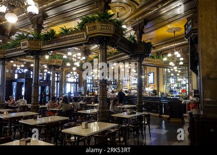 Pampelune, Espagne - 01 août 2022 : le café Iruna est un café du XIXe siècle et l'un des coins les plus fréquentés par Ernest Heminway sur 2 juillet Banque D'Images