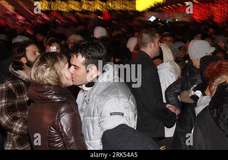 Bildnummer : 53693477 Datum : 31.12.2009 Copyright : imago/Xinhua (100101) -- TORONTO, 1 janvier 2010 (Xinhua) -- Un couple s'embrasse lorsqu'ils participent aux célébrations du nouvel an à Toronto, Canada, le 31 décembre 2009. (Xinhua/Zou Zheng) (nxl) (2)CANADA-TORONTO-NEW YEAR-CELEBRATION PUBLICATIONxNOTxINxCHN Silvester Neujahr neues Jahr Jahreswechsel kbdig xcb 2010 quer o0 Feiern, Kuss Bildnummer 53693477 Date 31 12 2009 Copyright Imago XINHUA Toronto Jan 1 2010 XINHUA UN COUPLE s'embrasse alors qu'ils participent aux célébrations du nouvel an à Toronto Canada LE 31 2009 décembre XINHUA Zou Zheng nxl 2 Canada Toronto New Ye Banque D'Images