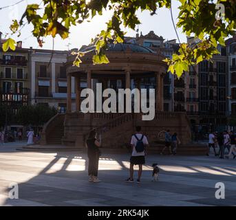 Pampelune, Espagne - 01 août 2022 : vue sur la Plaza del Castillo, l'un des endroits les plus touristiques de la ville de Pampelune. Espagne Banque D'Images