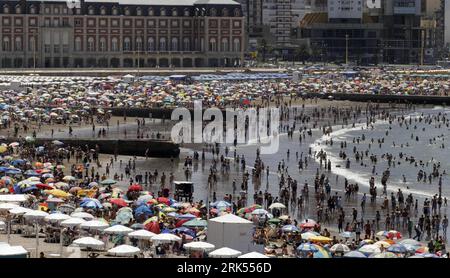 Bildnummer : 53695122 Datum : 02.01.2010 Copyright : imago/Xinhua (100103) -- MAR DEL PLATA, 3 janvier 2010 (Xinhua) -- les touristes s'amusent sur la plage de Mar del Plata, Argentine, 2 janvier 2010. Les Argentins accueillent la fête annuelle en janvier. (Xinhua/Juan Vittori) (yc) (1)ARGENTINA-MAR DEL PLATA-TOURISM PUBLICATIONxNOTxINxCHN Tourismus Urlaub kbdig xmk 2010 quer o0 Strand, Meer, Küste o00 Massentourismus Bildnummer 53695122 Date 02 01 2010 Copyright Imago XINHUA Mar Del Plata Jan 3 2010 les touristes XINHUA s'amusent À la plage de Mar Del Plata Argentine Jan 2 2010 l'Arge Banque D'Images