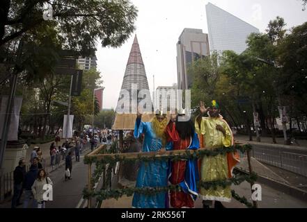 Bildnummer : 53695107 Datum : 02.01.2010 Copyright : imago/Xinhua (100103) -- MEXICO, 3 janvier 2010 (Xinhua) -- assister à un défilé pour la prochaine Epiphanie, à Mexico, Mexique, le 2 janvier 2010. Des familles au Mexique et dans toute l'Amérique latine célèbrent l'Epiphanie le 6 janvier, se souvenant du jour où les trois Sages suivant l'étoile à Bethléem, sont arrivés avec des cadeaux d'or, d'encens et de myrrhe pour l'enfant Jésus. (Xinhua/David de la Paz) (hdt) (3)MEXICO-EPIPHANY-PARADE PUBLICATIONxNOTxINxCHN religion Helige Drei König Caspar Melchior Balthasar kbdig xmk 2010 quer o00 Könige B Banque D'Images