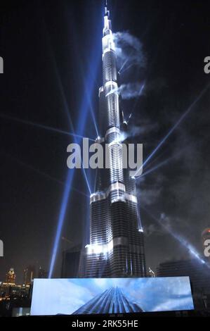 Bildnummer: 53700923  Datum: 04.01.2010  Copyright: imago/Xinhua  -- DUBAI, Jan. 4, 2010 (Xinhua) -- The Burj Khalifa tower is seen during its opening ceremony in Dubai, the United Arab Emirates, Jan. 4, 2010. The 828-meter-tall Burj Khalifa tower, named after the president of the UAE and ruler of emirate of Abu Dhabi Sheikh Khalifa bin Zayed al-Nahayan, opened on Monday. (Xinhua/An Jiang) (zw) (5)UAE-DUBAI-BURJ KHALIFA-OPENING PUBLICATIONxNOTxINxCHN VAE Vereinigte Arabaische Emirate Einweihung Eröffnung Wolkenkratzer Gebäude kbdig xub 2010 hoch o0 Laser Lasershow o00 außen, Außenansicht, Nach Stock Photo