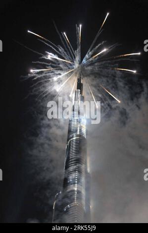 Bildnummer: 53700925  Datum: 04.01.2010  Copyright: imago/Xinhua  -- DUBAI, Jan. 4, 2010 (Xinhua) -- Fireworks explode around the Burj Khalifa tower during its opening ceremony in Dubai, the United Arab Emirates, Jan. 4, 2010. The 828-meter-tall Burj Khalifa tower, named after the president of the UAE and ruler of emirate of Abu Dhabi Sheikh Khalifa bin Zayed al-Nahayan, opened on Monday. (Xinhua/An Jiang) (zw) (2)UAE-DUBAI-BURJ KHALIFA-OPENING PUBLICATIONxNOTxINxCHN VAE Vereinigte Arabaische Emirate Einweihung Eröffnung Wolkenkratzer Gebäude kbdig xub 2010 hoch o0 Feuerwerk o00 außen, Außenan Stock Photo