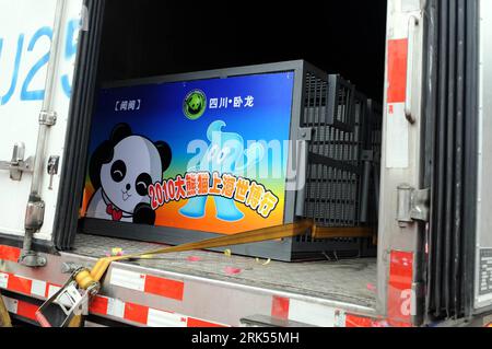 Bildnummer : 53700907 Datum : 05.01.2010 Copyright : imago/Xinhua -- ya AN, (Xinhua) -- des camions chargés de dix pandas géants partent pour Shanghai depuis la base de reproduction de Bifeng gorge du Sichuan à ya an, dans le sud-ouest de la Chine province du Sichuan, le 5 janvier 2010. Les dix pandas géants, six femelles et quatre mâles sélectionnés par le China Wolong Giant Panda protection and Research Center, se sont rendus mardi à Shanghai, ville hôte de l'exposition universelle de 2010, dans un avion affrété pour une exposition d'un an. (Xinhua/Chen Xie) (lyx) (2)CHINA-SICHUAN-GIANT PANDA-SHANGHAI-WORLD EXPO (CN) PUBLICATIONxNOTxINxCHN Tiere Objekte Tiertranspo Banque D'Images