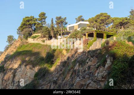 Rocky Hill et maisons de plage à Tossa de Mar, Espagne Banque D'Images