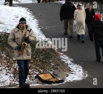Bildnummer : 53714472 Datum : 08.01.2010 Copyright : imago/Xinhua (100108) -- NEW YORK, 8 janvier 2010 (Xinhua) -- Un homme joue du saxophone pour gagner un centime dans une rue de Manhattan, New York, États-Unis, 8 janvier 2010. Le taux de chômage américain est resté inchangé à 10 pour cent en décembre 2009, correspondant aux attentes des économistes, selon les chiffres du ministère du travail publiés vendredi. (Xinhua/Shen Hong) (gxr) (3)États-Unis-NEW YORK-TAUX DE CHÔMAGE PUBLICATIONxNOTxINxCHN Gesellschaft Armut kbdig xkg 2010 quadrat o0 Straßenmusiker Personen Bildnummer 53714472 Date 08 01 2010 Copyright Imago XINHUA New York Banque D'Images