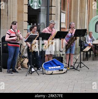 Groupe de saxophonistes jouant au Winchester Town Centre Banque D'Images