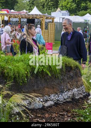 Vues des visiteurs et discussions sur la conception d'un lit surélevé horticole - RHS Tatton Park Flower Show 2023 Showground, Cheshire, Angleterre, Royaume-Uni. Banque D'Images