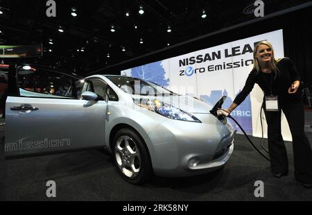 Bildnummer: 53721230  Datum: 12.01.2010  Copyright: imago/Xinhua (100112) -- DETROIT, Jan. 12, 2010 (Xinhua) -- A model presents Nissan s Zero Emission electric car at the Electric Avenue during the second press preview day of the 2010 North American International Auto Show (NAIAS) in Detroit, Michigan, U.S.A., Jan. 12, 2010. (Xinhua/Zhang Jun) (zw) (5)U.S.-DETROIT-NAIAS-AUTO SHOW-HYBRID-ELECTRICITY PUBLICATIONxNOTxINxCHN Messe Wirtschaft kbdig xsp 2010 quer  o0 Automobilindustrie, Automesse, Elektroauto, Objekte o00 Leaf tanken aufladen    Bildnummer 53721230 Date 12 01 2010 Copyright Imago X Stock Photo