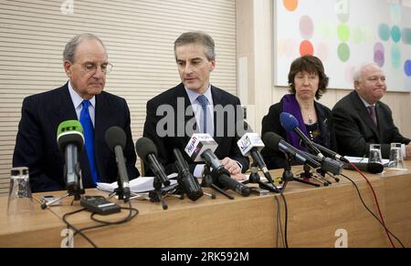 Bildnummer : 53721252 Datum : 12.01.2010 Copyright : imago/Xinhua (100112) -- BRUXELLES, 12 janvier 2010 (Xinhua) -- (G-D) envoyé américain au Moyen-Orient George Mitchell, ministre norvégien des Affaires étrangères Jonas Gahr Store, Catherine Ashton, haute représentante de l'UE pour les affaires étrangères, et Miguel Angel Moratinos, ministre espagnol des affaires étrangères, assistent à une conférence de presse après leur rencontre avec les principaux pays pour coordonner l'aide des donateurs à l'Autorité palestinienne, à Bruxelles, capitale de la Belgique, le 12 janvier 2009.(Xinhua/Thierry Monasse) (zw) (9)BELGIUM-BRUXELLES-PALESTINE-PALESTINE-ASSISTANCE PUBLICATIONxNOTxINxINxCHN People Politik Banque D'Images