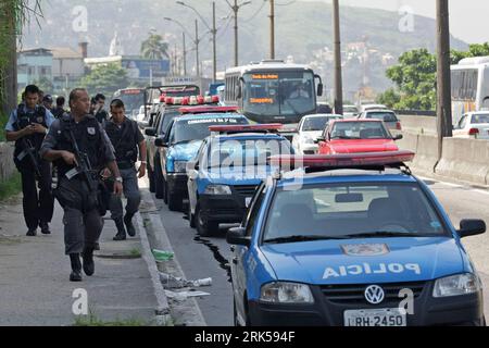 Bildnummer : 53724062 Datum : 12.01.2010 Copyright : imago/Xinhua la police mène une opération militaire après que quatre agents de sécurité ont été abattus par des bandits à Niteroi, Rio de Janeiro, dans le sud-est du Brésil, le 12 janvier 2010. (Xinhua/AE) (lr) (1)BRÉSIL-RIO DE JANEIRO-NITEROI-OPÉRATION MILITAIRE PUBLICATIONxNOTxINxCHN Polizei Staat Brasilien premiumd Einsatz kbdig xsk 2010 quer Bildnummer 53724062 Date 12 01 2010 Copyright Imago XINHUA police mène une opération militaire après que quatre officiers de sécurité ont été abattus par des bandits à Niteroi dans le sud-est Rio de Rio de Rio de Janeiro 12 2010 Jan XINHUA A. Banque D'Images