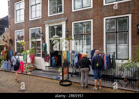 Le village Veere sur la péninsule Walcheren, boutique de mode sur la place du marché, Zélande, pays-Bas. Der Ort Veere auf Walcheren, Modegeschaeft am Ma Banque D'Images