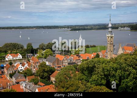 Le village Veere sur la péninsule Walcheren, vue de la tour de la Grote Kerk à la ville avec la tour de la mairie historique et les virages Banque D'Images