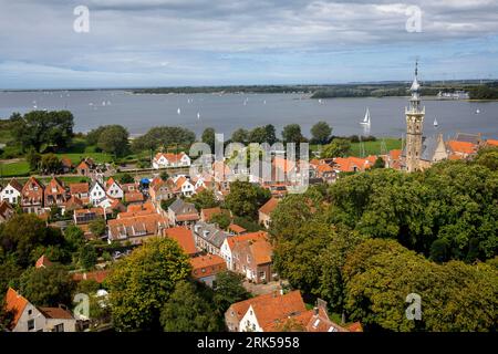 Le village Veere sur la péninsule Walcheren, vue de la tour de la Grote Kerk à la ville avec la tour de la mairie historique et les virages Banque D'Images