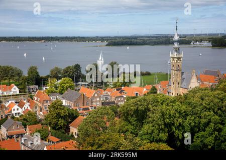 Le village Veere sur la péninsule Walcheren, vue de la tour de la Grote Kerk à la ville avec la tour de la mairie historique et les virages Banque D'Images