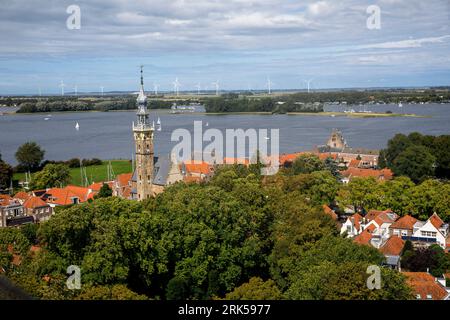 Le village Veere sur la péninsule Walcheren, vue de la tour de la Grote Kerk à la ville avec la tour de la mairie historique et les virages Banque D'Images