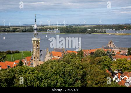 Le village Veere sur la péninsule Walcheren, vue de la tour de la Grote Kerk à la ville avec la tour de la mairie historique et les virages Banque D'Images