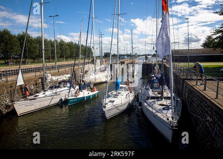 Le village Veere sur la péninsule Walcheren, bateaux dans l'écluse du canal Kanaal porte Walcheren, Zélande, pays-Bas. Der Ort Veere auf Walchere Banque D'Images