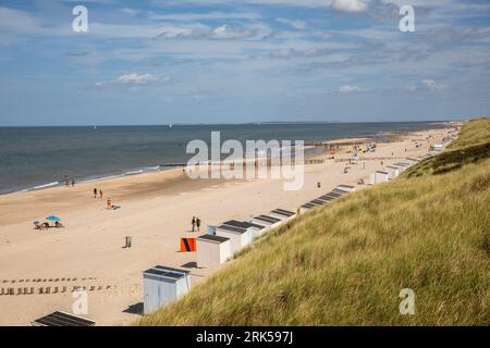 Cabanes en bois au-dessous des dunes sur la plage entre Oostkapelle et Domburg sur la péninsule Walcheren, Zélande, pays-Bas. Holzhuetten unterhalb der D. Banque D'Images